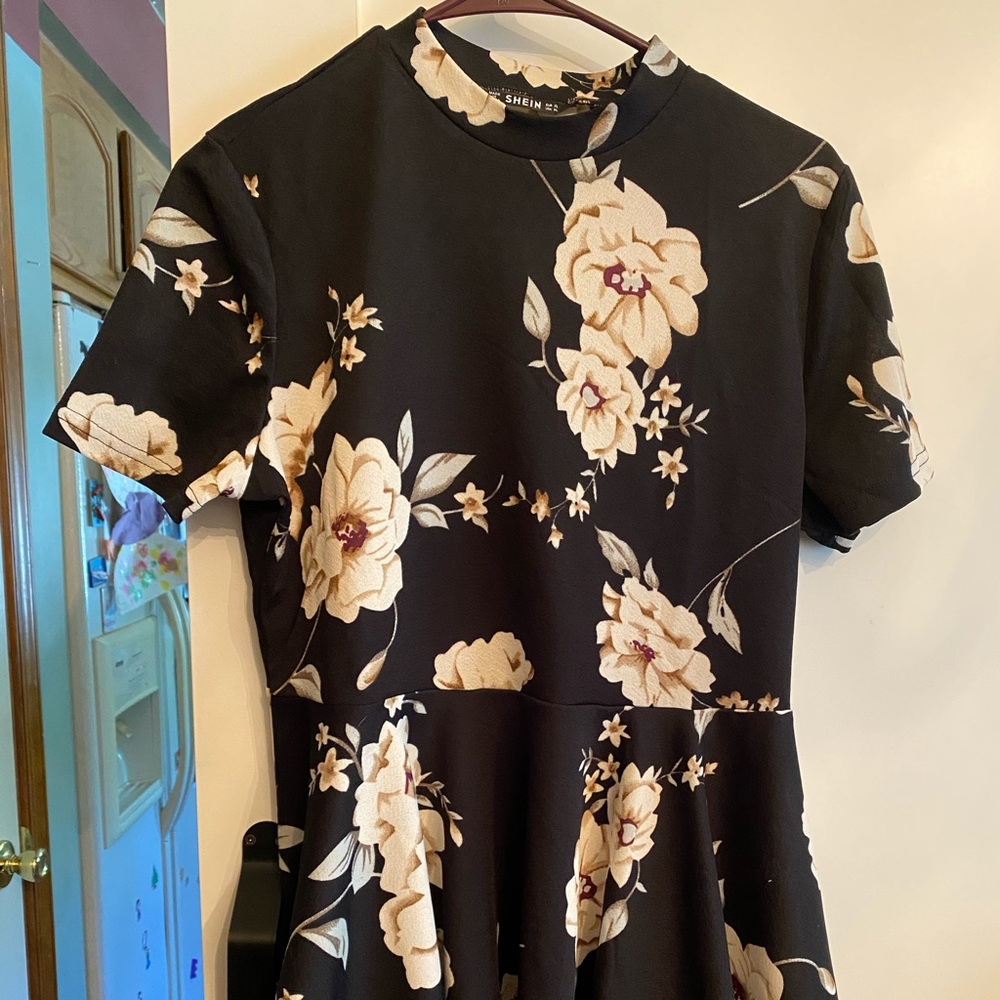 Short sleeve peplum floral top